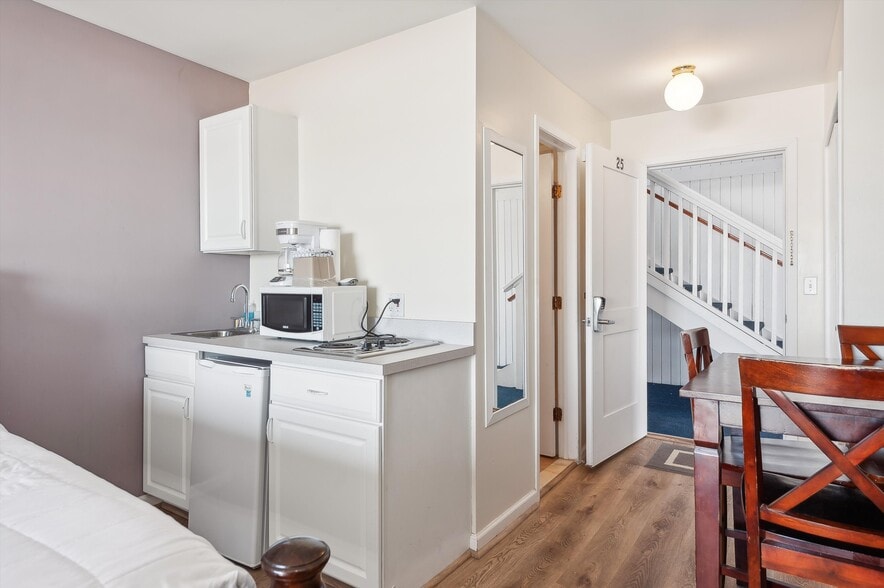 More Photos Of 84 S Emerson Ave, Montauk Hotel For Sale