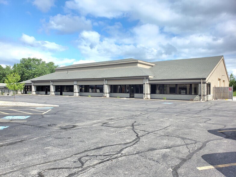 More Photos Of 630 W Lincoln Hwy, Merrillville Showroom For Lease