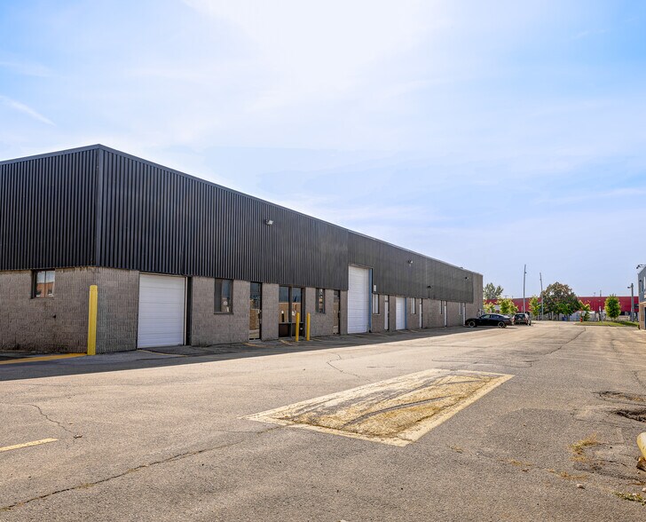 More Photos Of 2789-2855 Boul Le Corbusier, Laval Warehouse For Lease