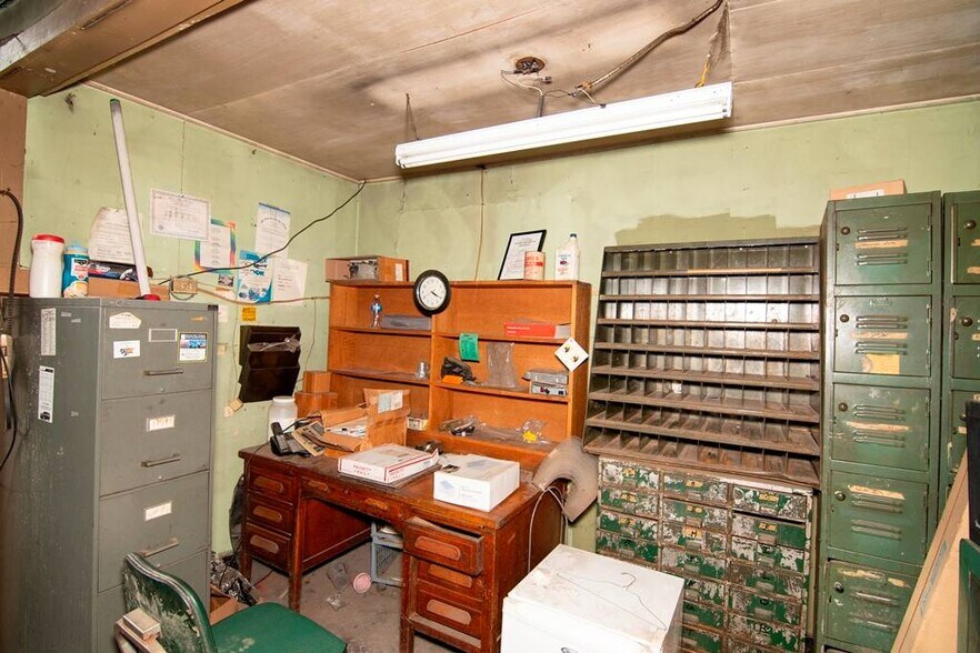 More Photos Of 1002 Guyandotte Ave, Mullens Storefront For Sale