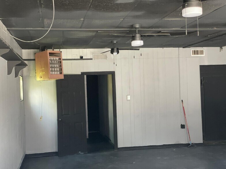 More Photos Of 1916 Cedar Dr, La Marque Restaurant For Lease