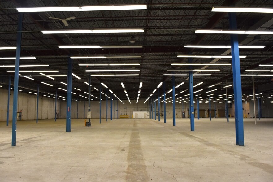 More Photos Of 2400 118th Ave N, Saint Petersburg Manufacturing For Sale