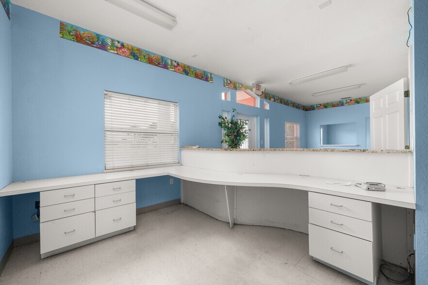 More Photos Of 401 W Interlake Blvd, Lake Placid Office For Sale