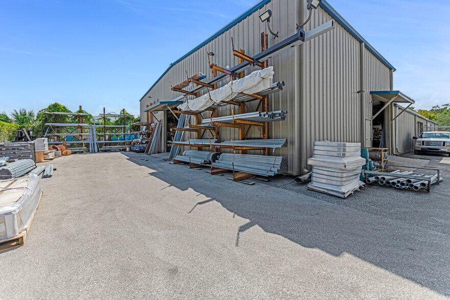 More Photos Of 809 Swift St, Daytona Beach Warehouse For Lease