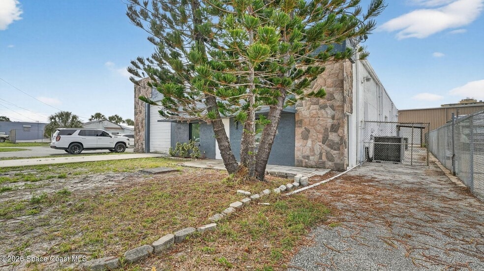 More Photos Of 711 E Seminole Ave, Melbourne Warehouse For Lease
