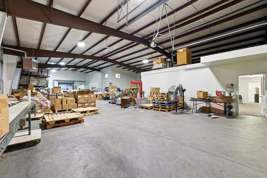 More Photos Of 376-384 Commerce Loop, Orem Manufacturing For Lease