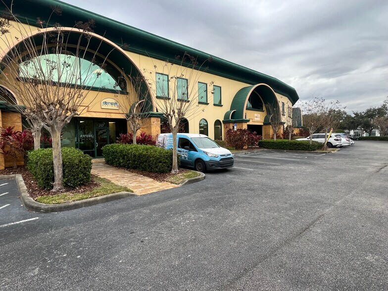 More Photos Of 6881 Kingspointe Pky, Orlando Business Park For Lease