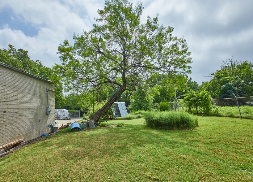 More Photos Of 2003 Brundrette, Dallas Warehouse For Lease