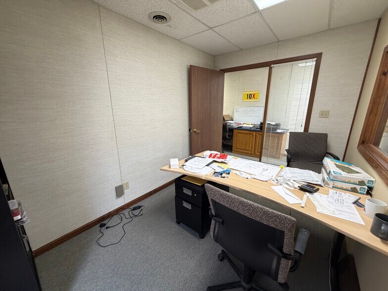 More Photos Of 305 N Mason St, Carrollton Office For Sale