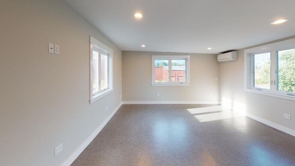More Photos Of 1425 SE 9th St, Warrenton Warehouse For Sale