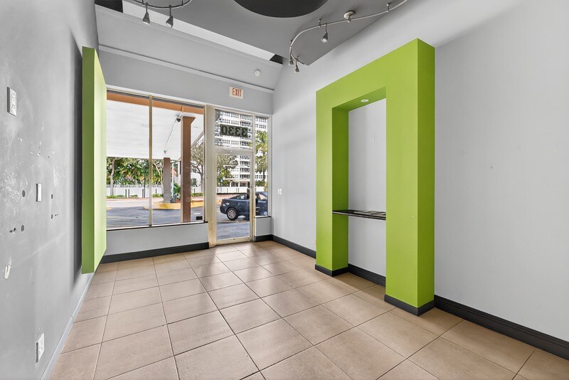 More Photos Of 3300-3370 NE 34th St, Fort Lauderdale Storefront Retail Office For Lease