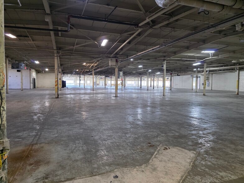 More Photos Of 3400-3450 Oakton St, Skokie Warehouse For Sale
