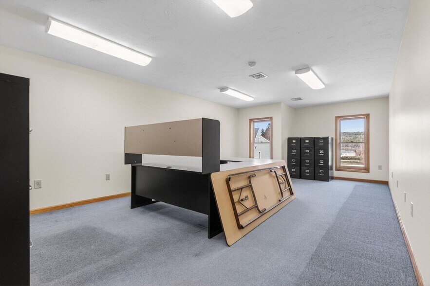 More Photos Of 25 Country Club Rd, Gilford Medical For Sale