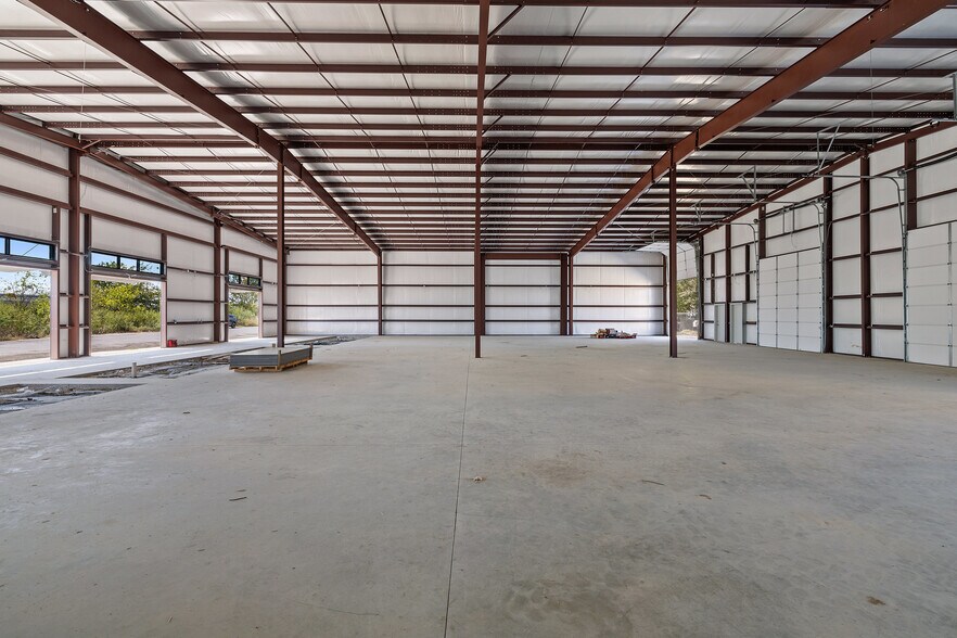 More Photos Of 202 W 1st St, Taylor Flex For Lease