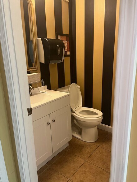 More Photos Of 18043 Bluegrass Pkwy, Louisville Office For Sale