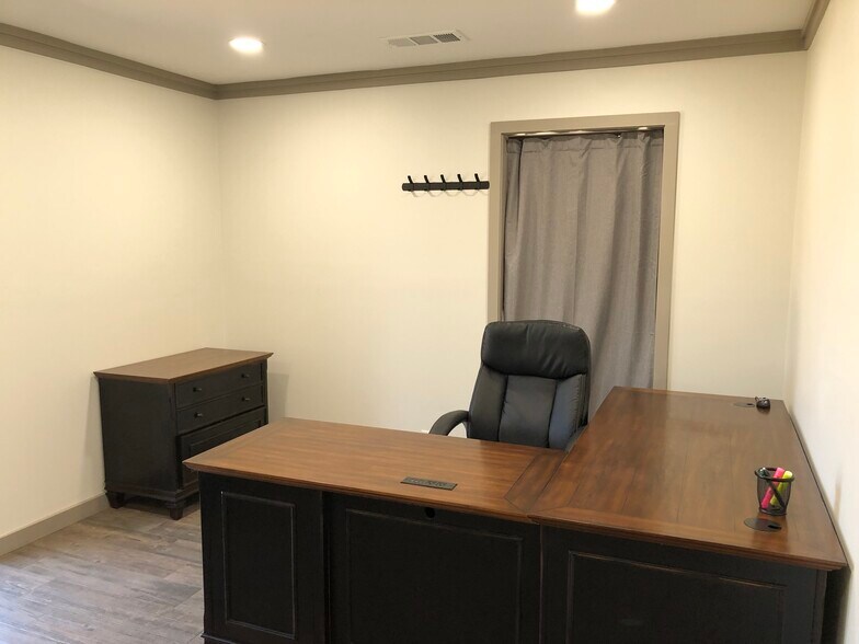 More Photos Of 5871 FM 2767, Tyler Warehouse For Lease