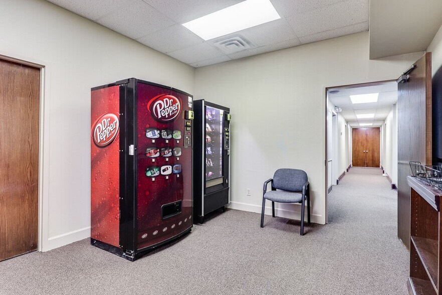 More Photos Of 230 Heymann Blvd/200 Travis st, Lafayette Office For Sale