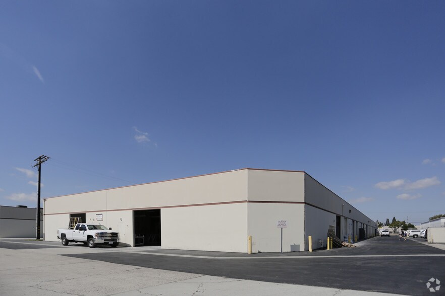 More Photos Of 260 E Dyer Rd, Santa Ana Light Manufacturing For Lease