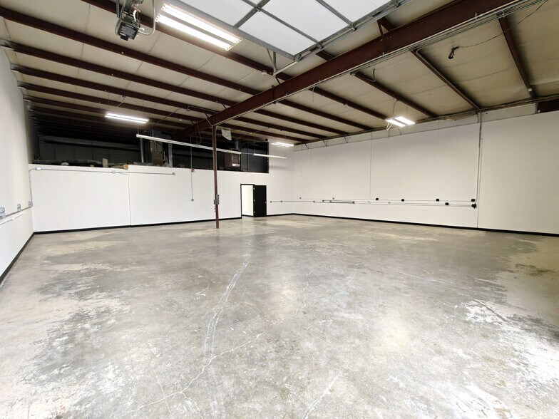 More Photos Of 2404 Spring Ridge Rd, Spring Grove Warehouse For Lease
