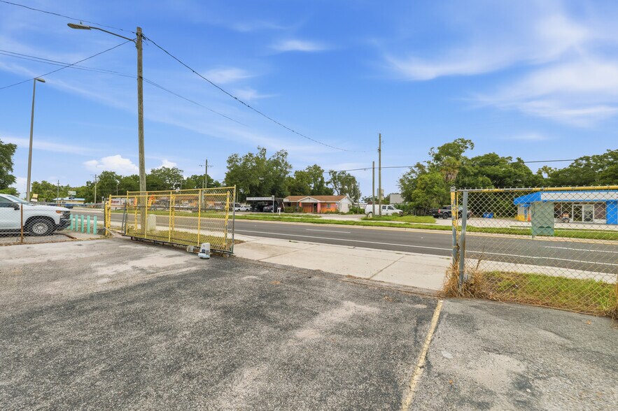 More Photos Of 7113 Causeway Blvd, Tampa Auto Dealership For Sale