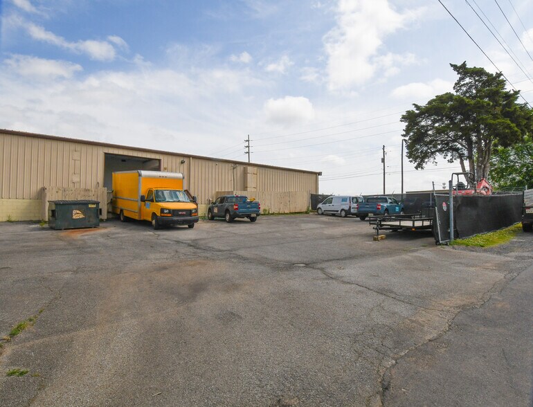 More Photos Of 2610 SW 6th St, Huntsville Warehouse For Lease