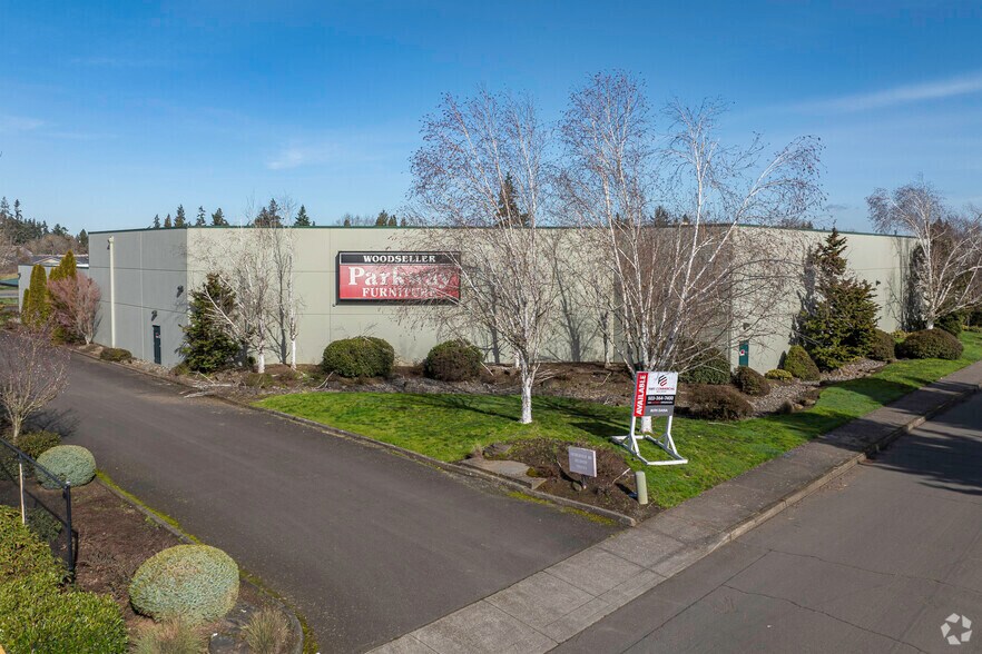 More Photos Of 3515 Del Webb Ave NE, Salem Showroom For Lease