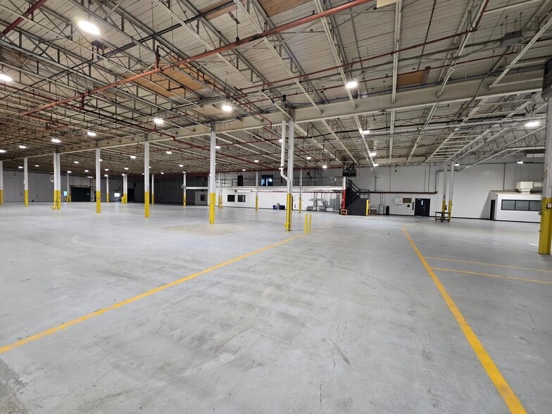 More Photos Of 2695 Av Dollard, Montréal Warehouse For Sale