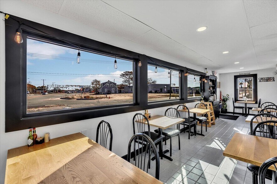 More Photos Of 225 Iyannough Rd, Hyannis Restaurant For Sale