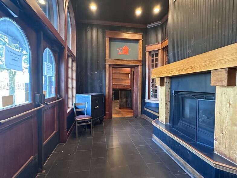 More Photos Of 423 S Union St, Traverse City General Retail For Sale