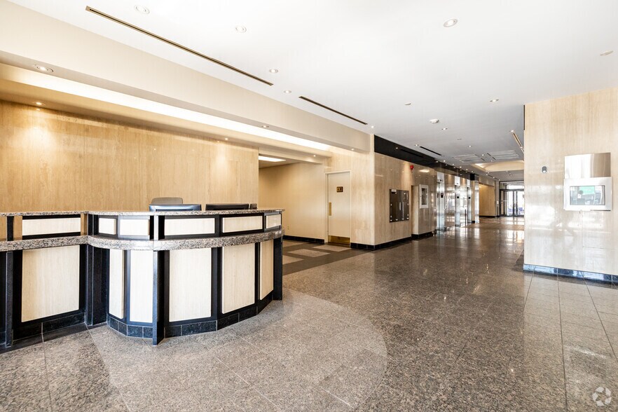 More Photos Of 100 Boul Alexis-Nihon, Montréal Office For Lease
