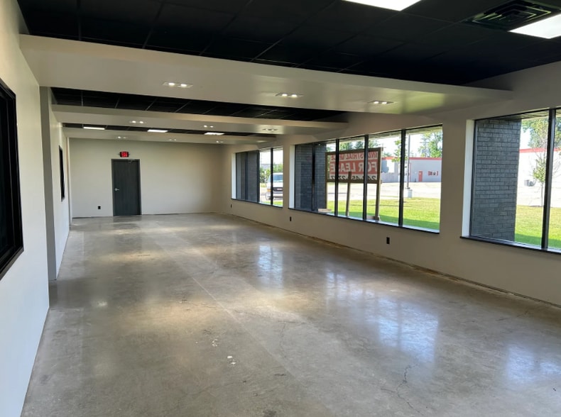 More Photos Of 850 Glaspie St, Oxford Warehouse For Sale