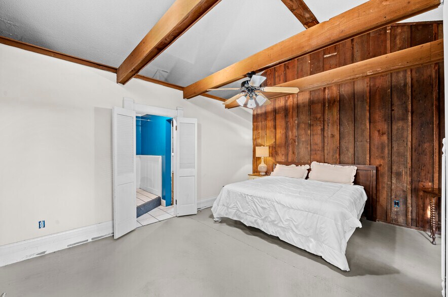 More Photos Of 202 N Newsom St, Mineola General Retail For Sale