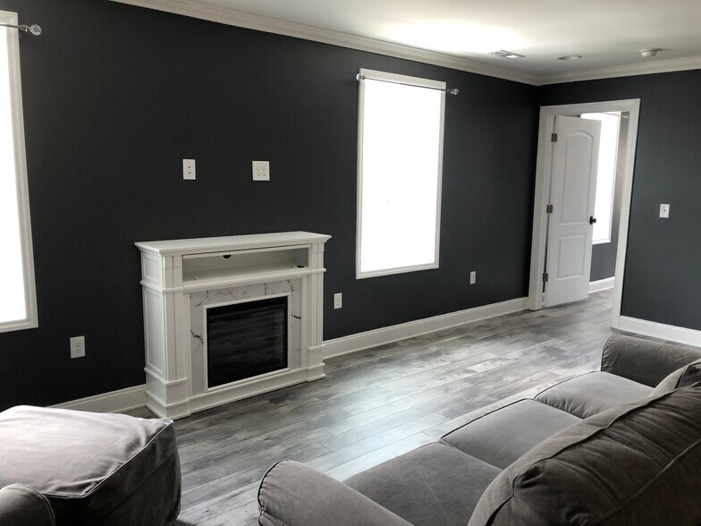 More Photos Of 103 N College Ave, Newton General Retail For Lease