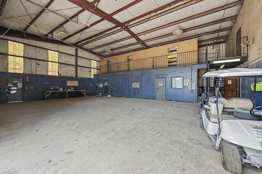 More Photos Of 3807 Oates Rd, Houston Showroom For Lease