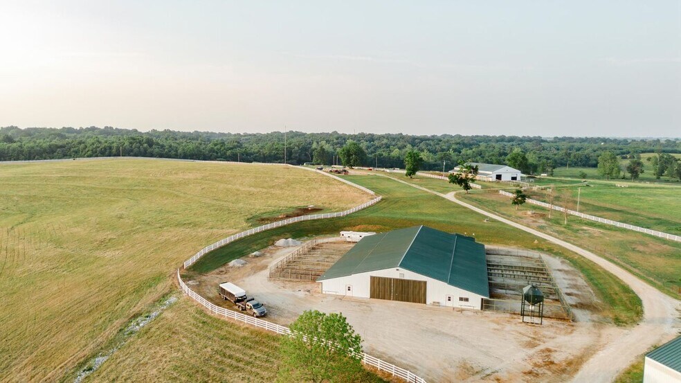 More Photos Of 352 MO-245, Dadeville Horse Stables For Sale