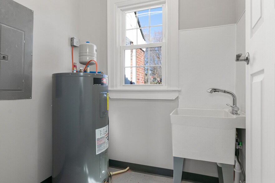 More Photos Of 44 4th St NW, Pulaski Office For Sale