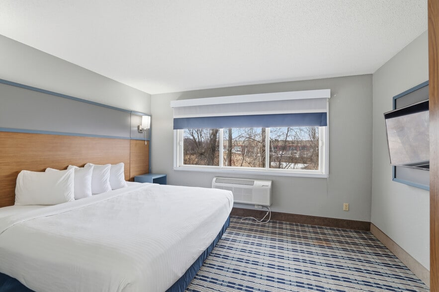 More Photos Of 4675 White Bear Pky, White Bear Lake Hotel For Sale