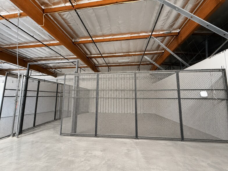 More Photos Of 15030-15040 Keswick St, Van Nuys Warehouse For Lease