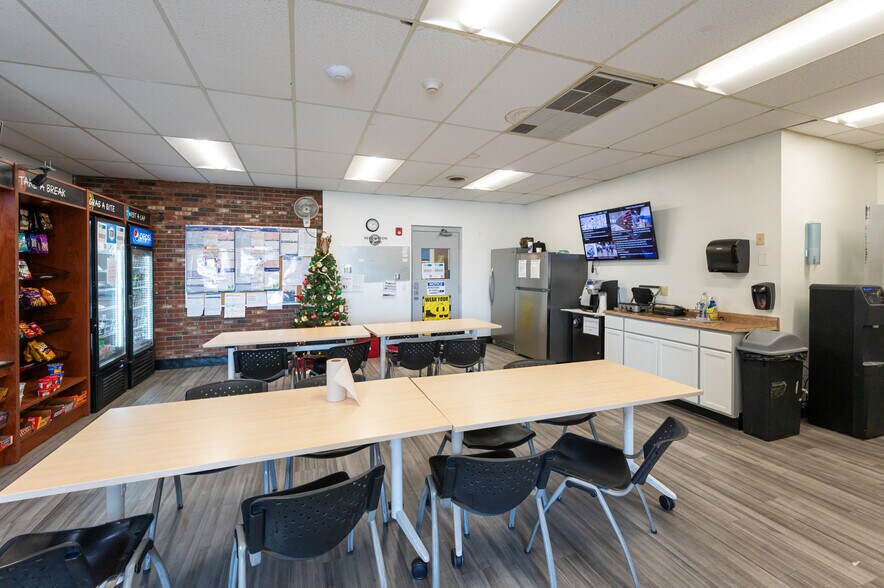 More Photos Of 116 Parker St, Newburyport Manufacturing For Sale