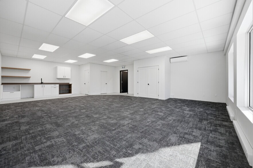 More Photos Of 1015 Boul Lionel-Boulet, Varennes Warehouse For Lease