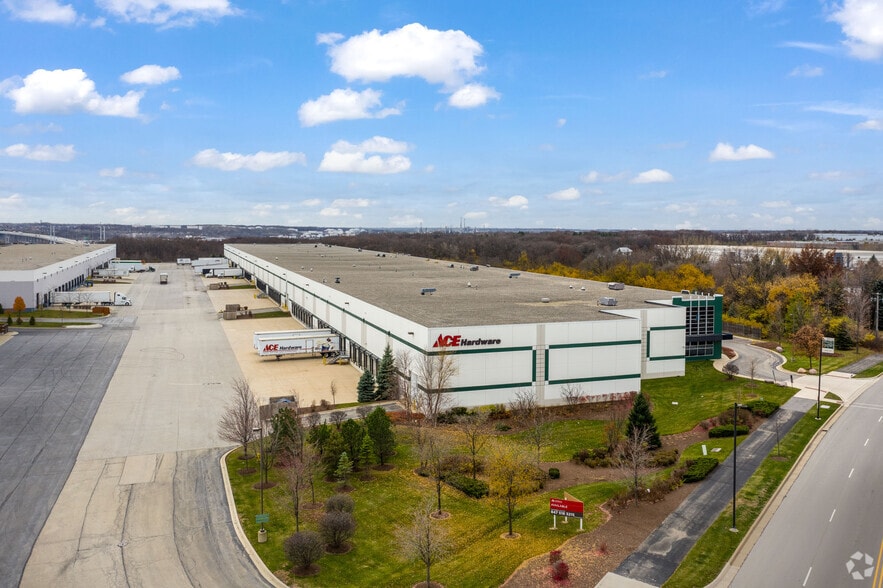 More Photos Of 2145 Internationale Pky, Woodridge Warehouse For Lease