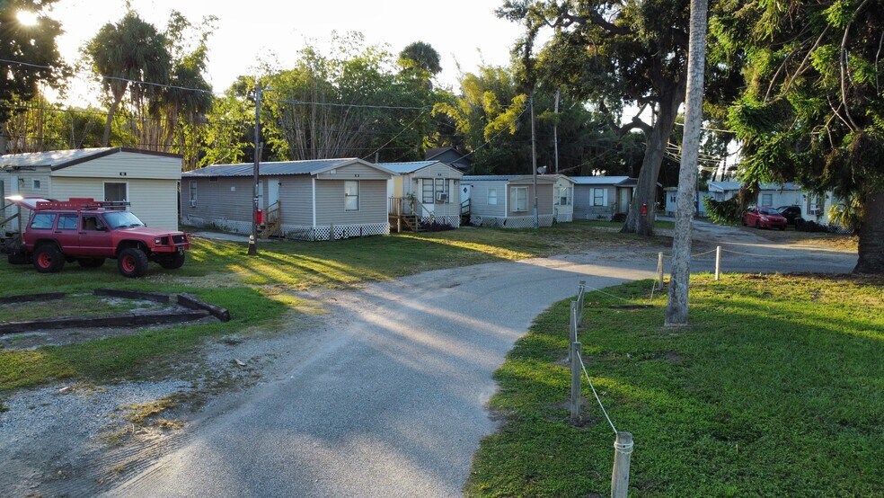 More Photos Of 6521 Riverview Dr, Riverview Manufactured Housing Mobile Home Park For Sale