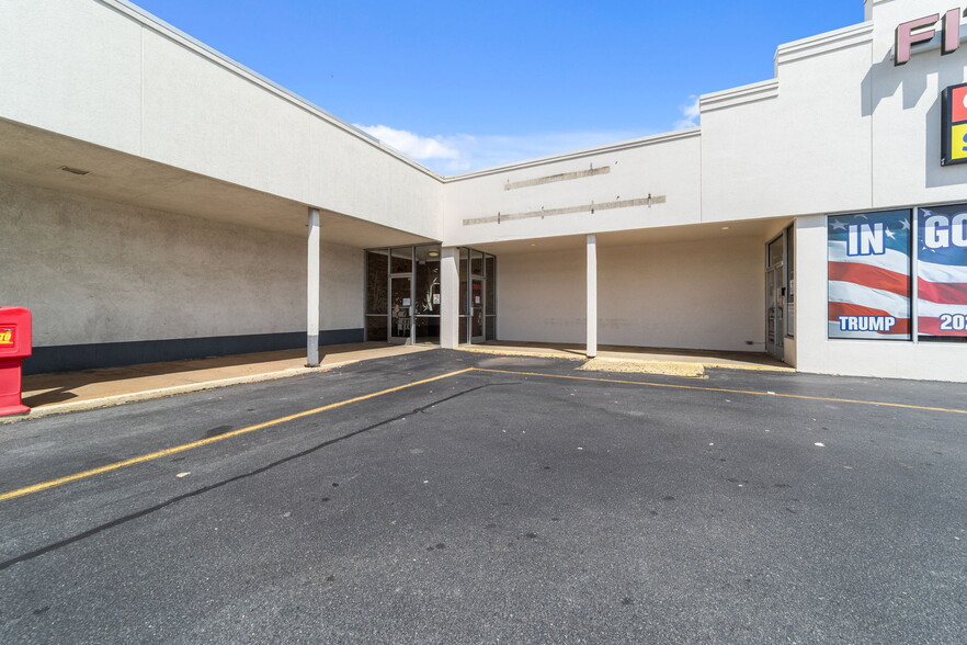 More Photos Of 607 S Main St, King Department Store For Lease