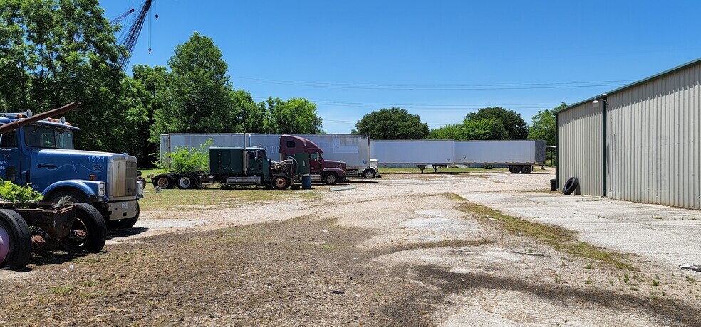 More Photos Of 7305 Julius Schepps Fwy, Dallas Warehouse For Lease