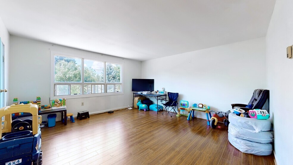 More Photos Of 88 Elliott St, Brampton Freestanding For Sale