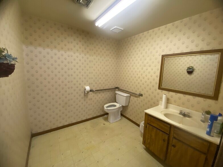 More Photos Of 1550 Wentzel St, Rochester Manufacturing For Sale