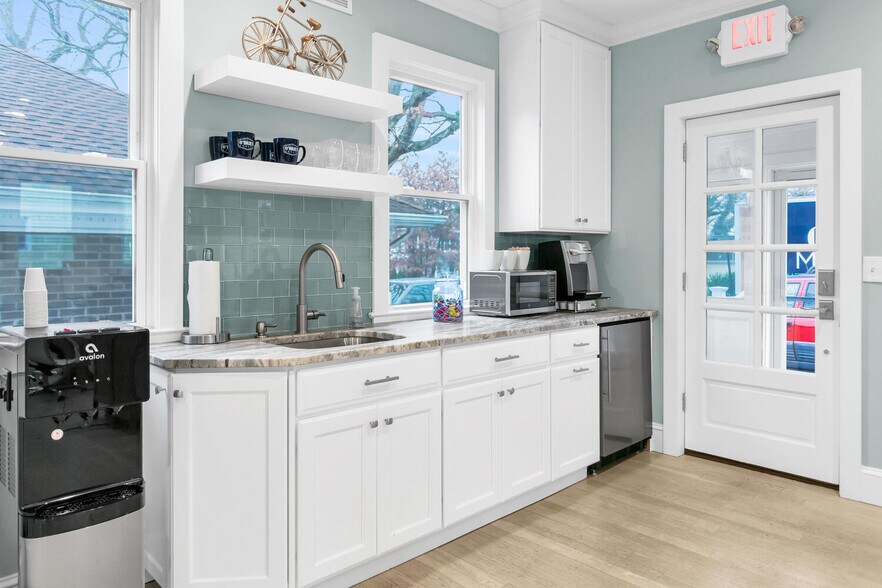 More Photos Of 126 E River Rd, Rumson Storefront Retail Residential For Lease