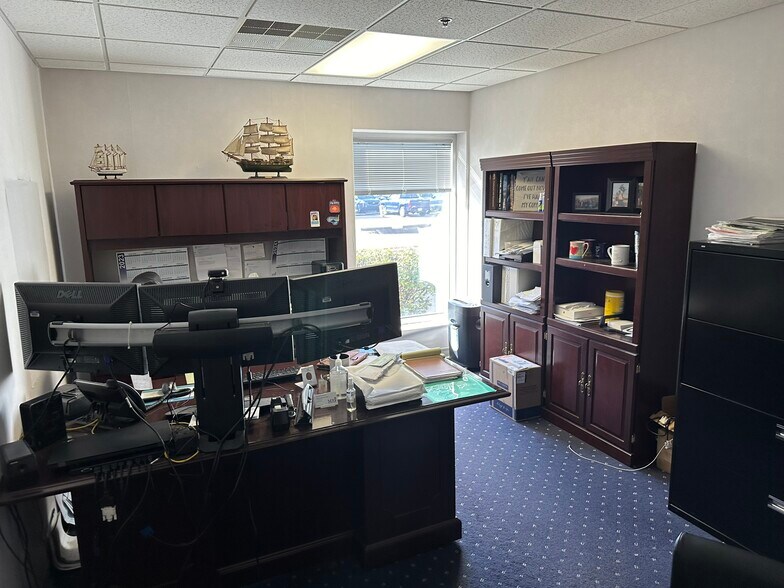 More Photos Of 1314 Burch Dr, Evansville Office For Sale