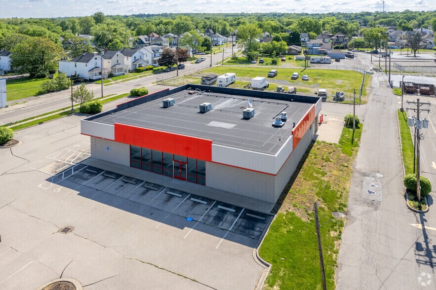 More Photos Of 65 N University Blvd, Middletown Showroom For Lease