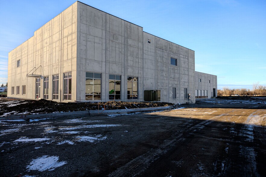 More Photos Of 2290 White Oak Cir, Aurora Warehouse For Lease